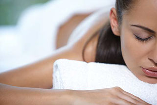 Masáže - Relaxační žena po masáži